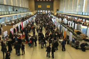 Berlin-Tag, volle Flughafenhalle in Tempelhof