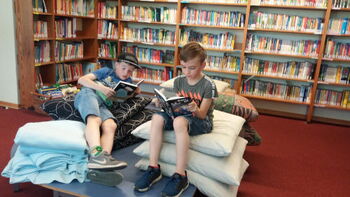Schüler beim Schmökern in der Schulbibliothek: Ehrenamt an Schulen