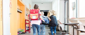 Schüler laufen durch den Flur der Schule