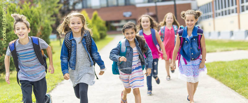 Schulbezogene Sozialarbeit an der Möwensee-Grundschule, Berlin Mitte, Kindergruppe mit Schultaschen